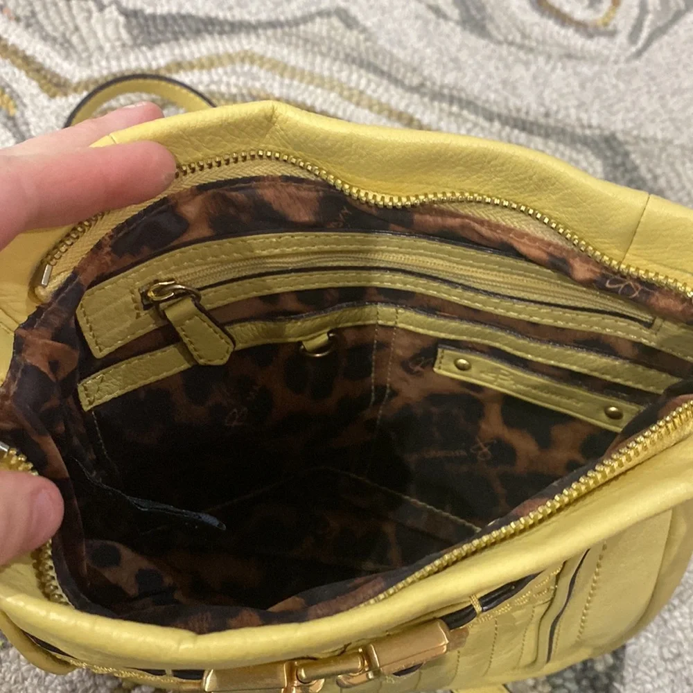💕 B. Makowsky light yellow medium leather crossbody bag 💕